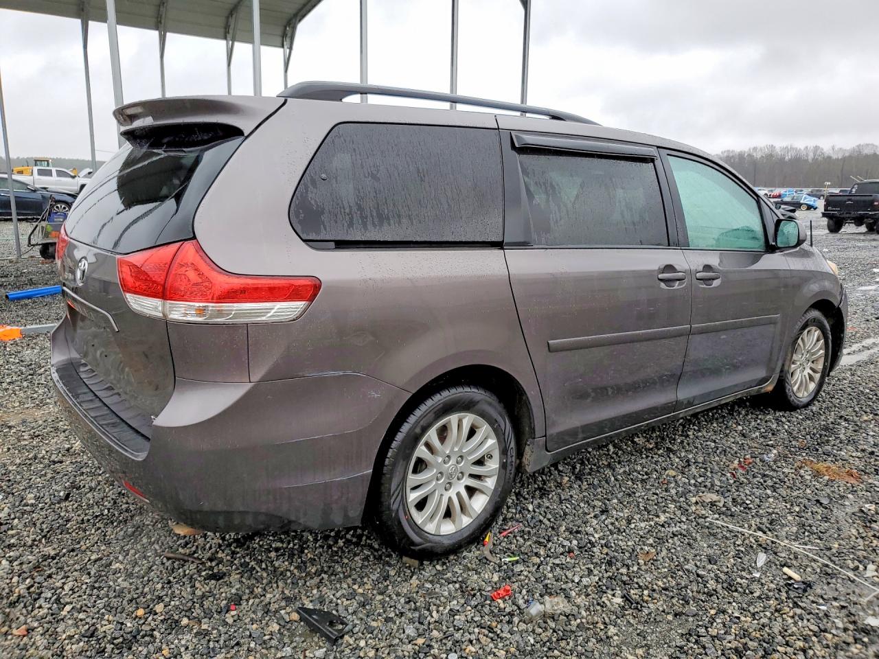 Toyota Sienna Xle 8-passenger