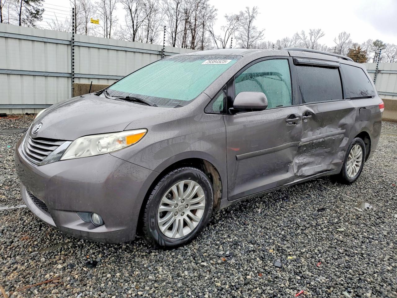 Salvage Toyota Sienna Image
