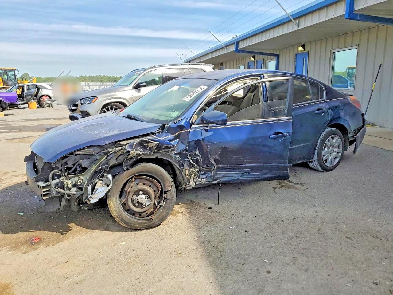 Salvage Nissan Altima Image