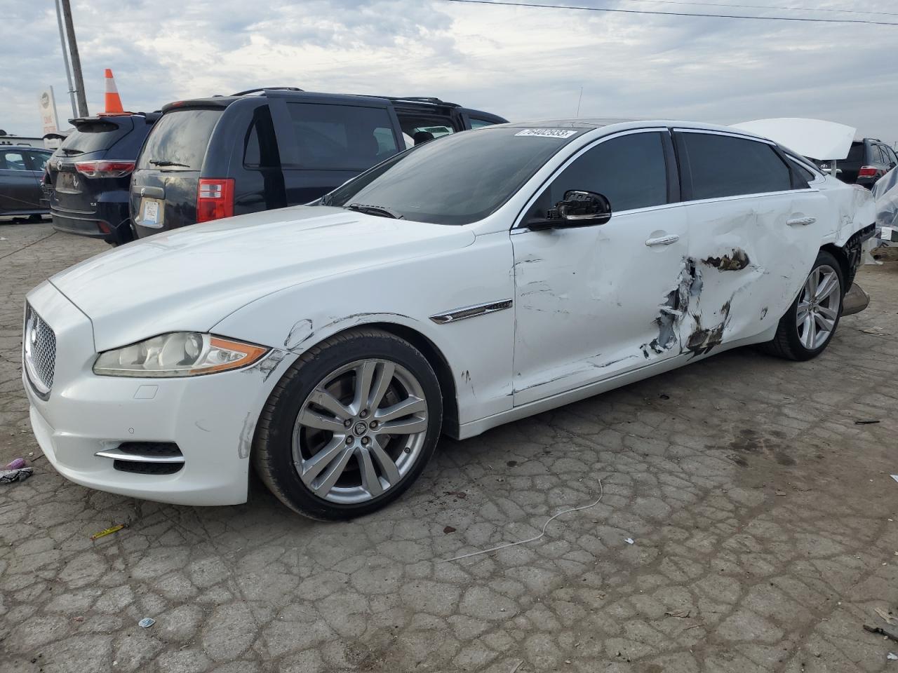 Salvage Jaguar XJ Image