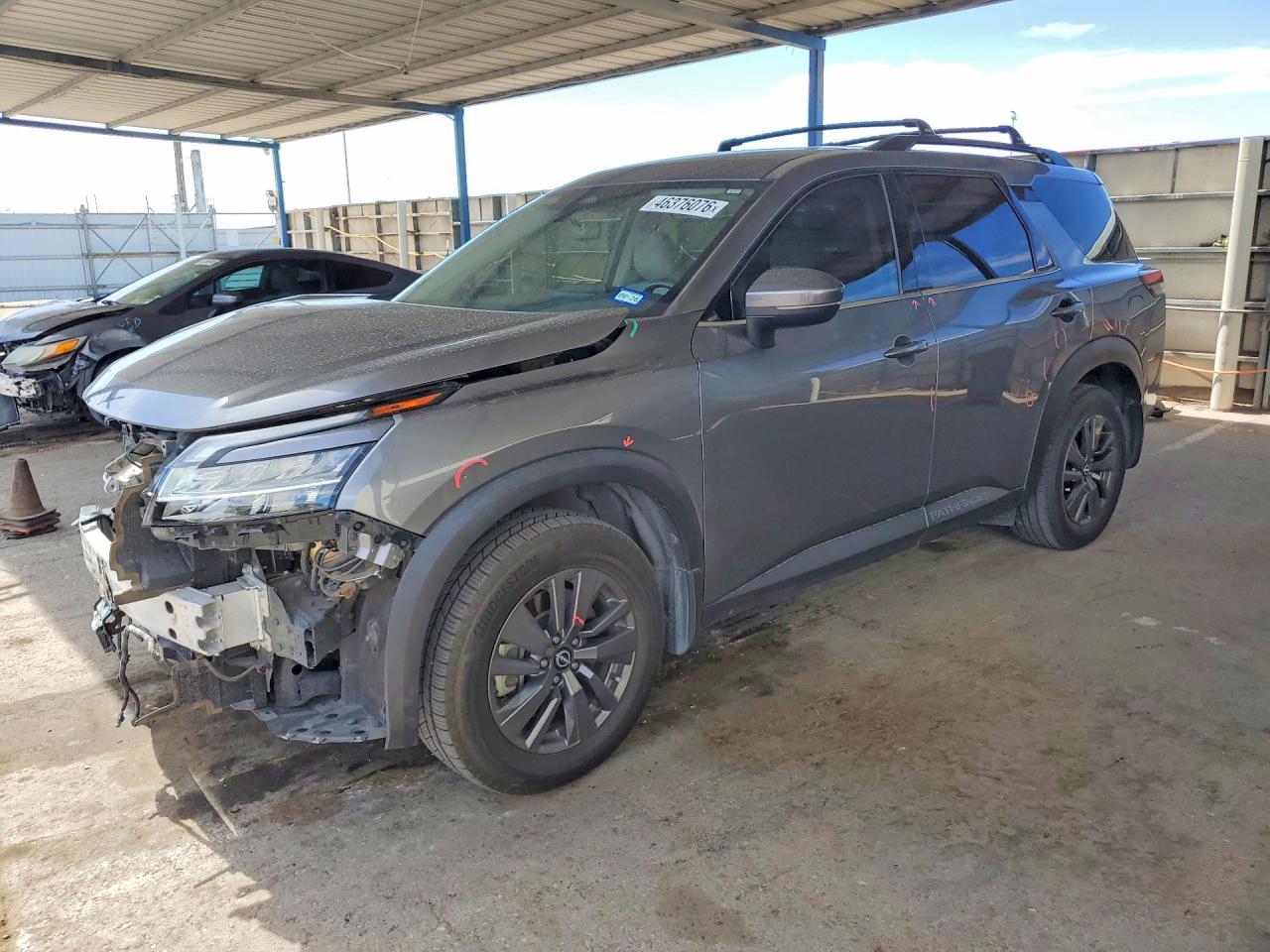 Salvage Nissan Pathfinder Image
