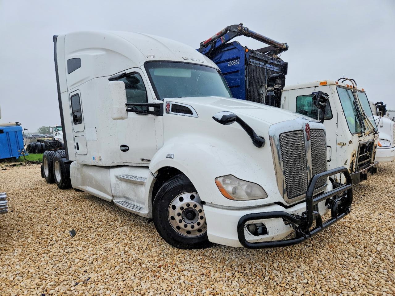 Salvage Kenworth Tractor Image