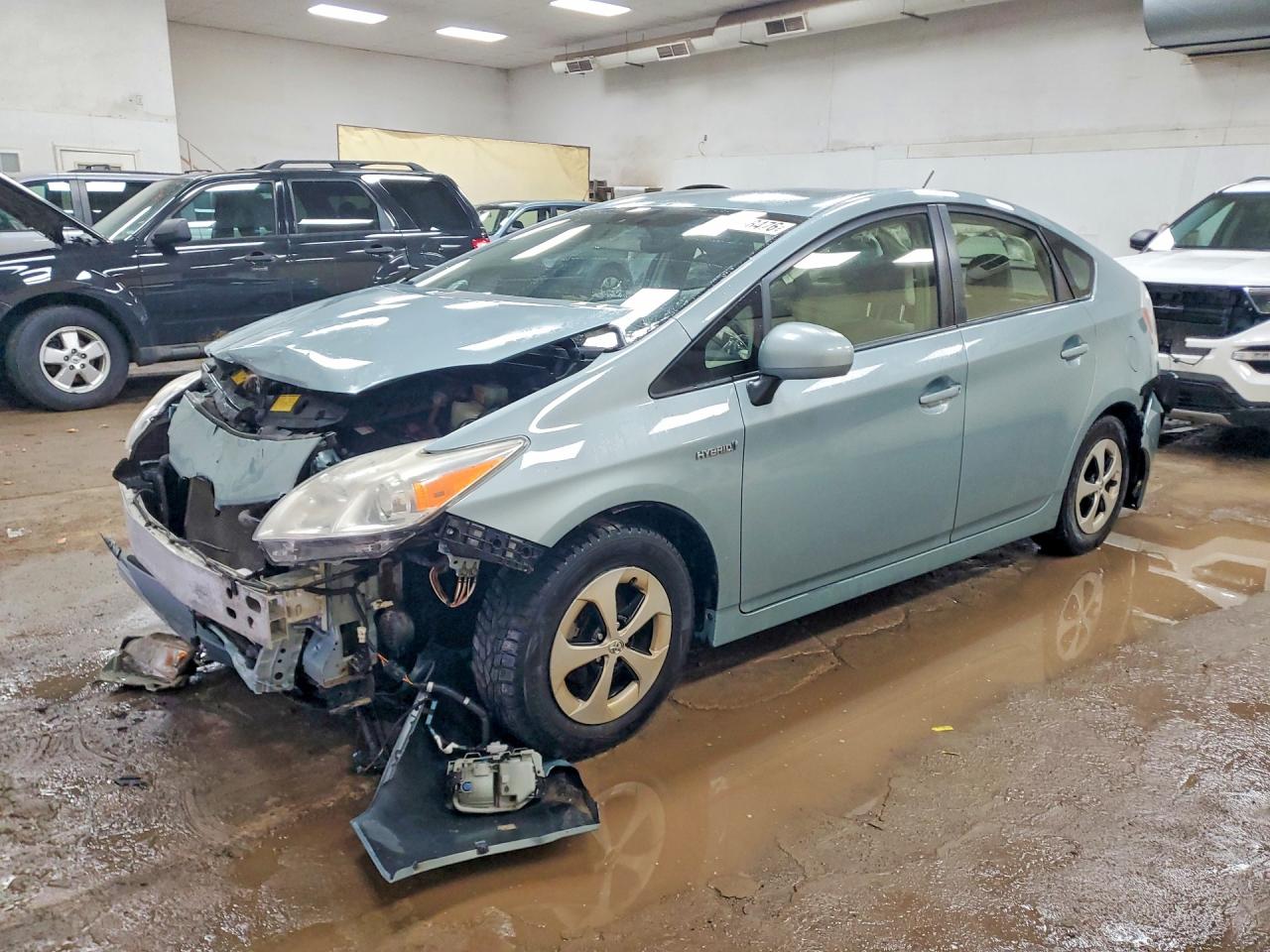 Salvage Toyota Prius Image