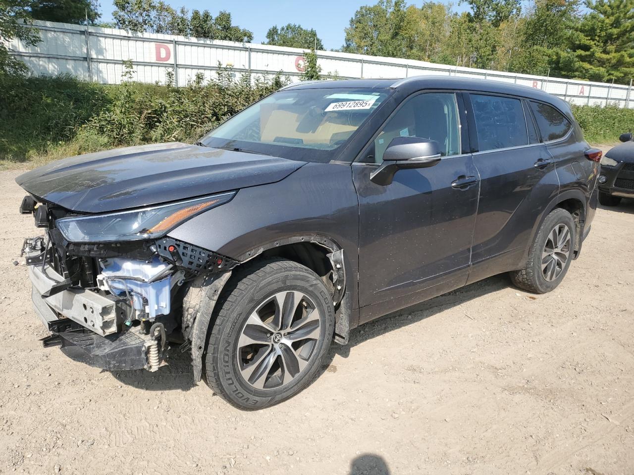 Salvage Toyota Highlander Image