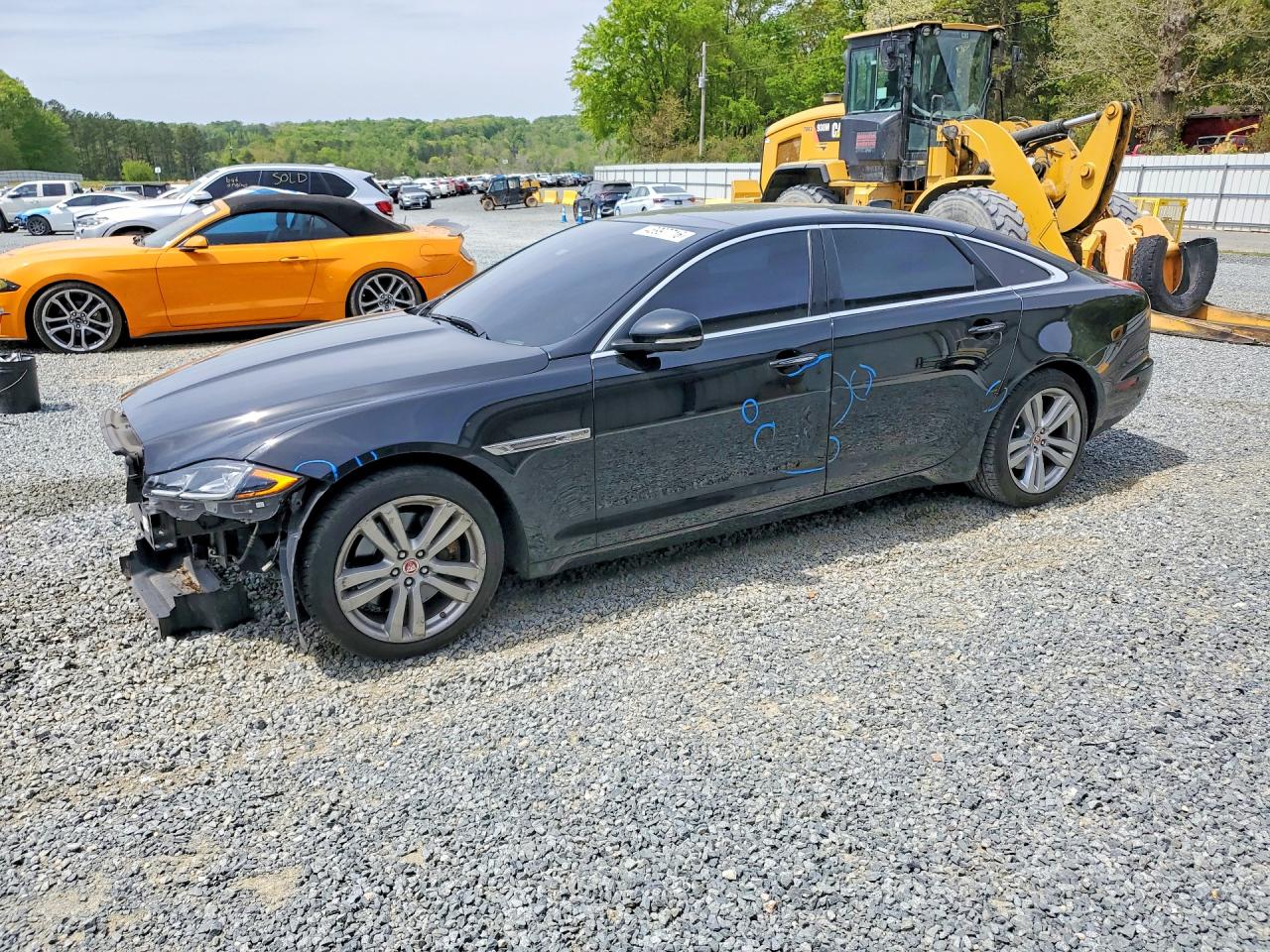 Salvage Jaguar XJ Image