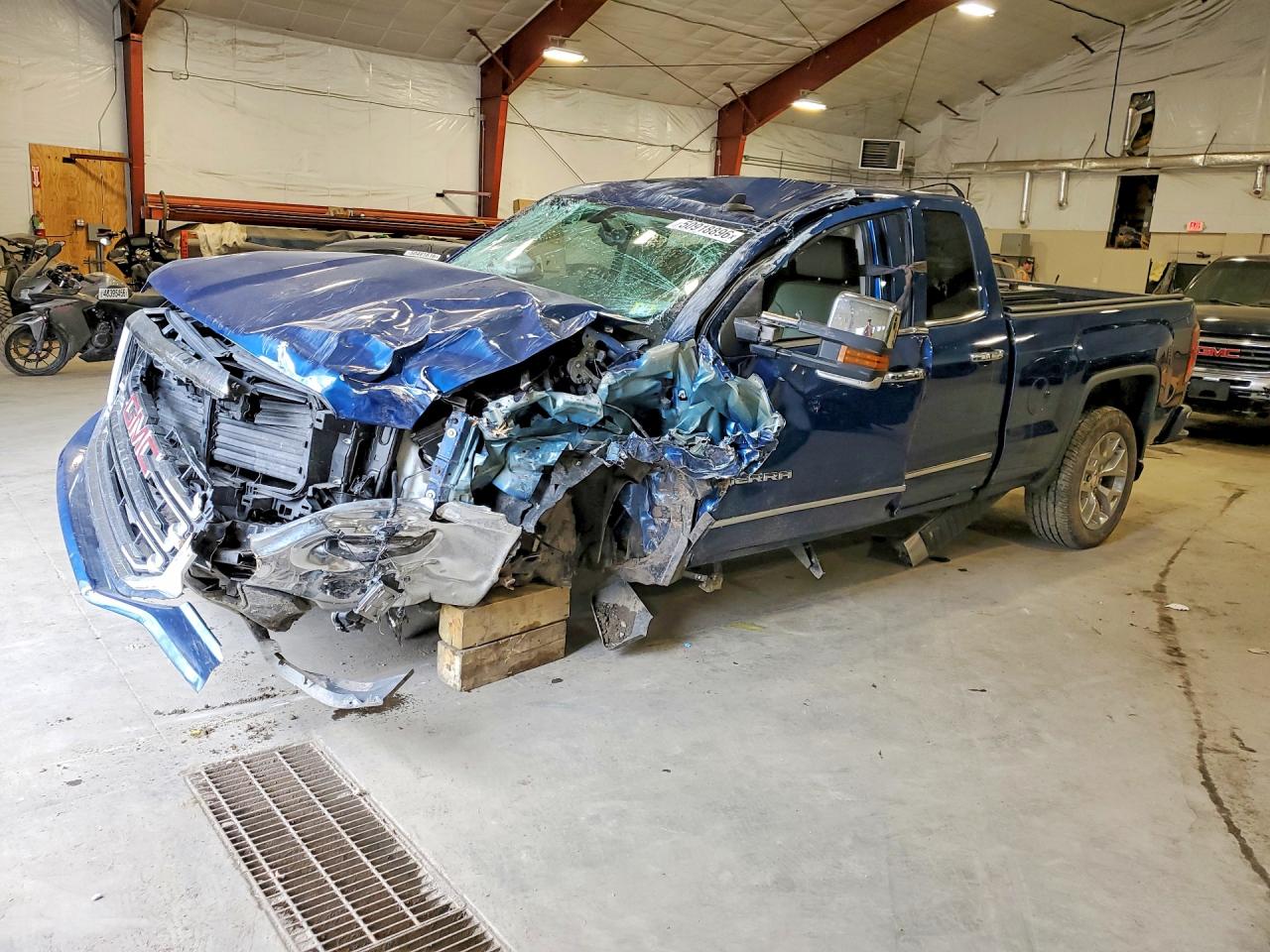 Salvage GMC Sierra Image