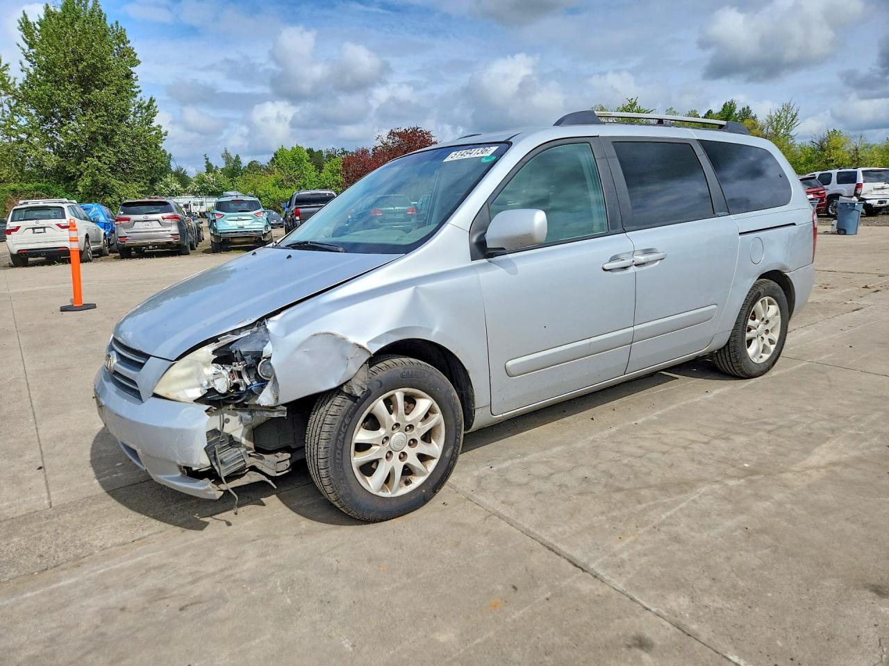 Salvage Kia Sedona Image