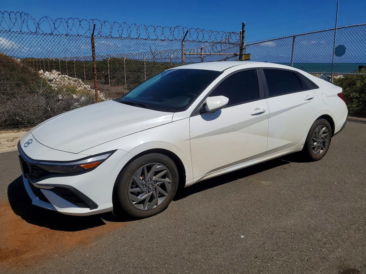 Salvage Hyundai ELANTRA Image