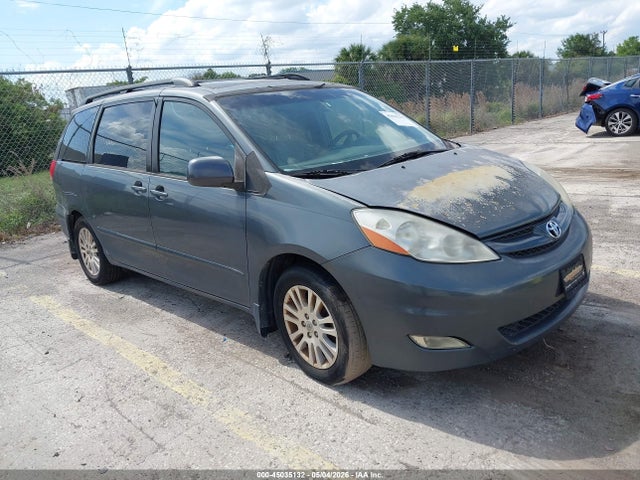 Salvage Toyota Sienna Image