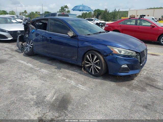 Salvage Nissan Altima Image