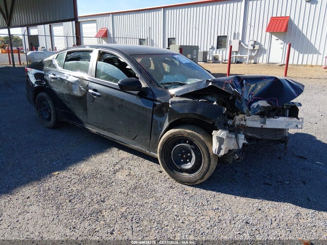 Salvage Nissan Altima Image