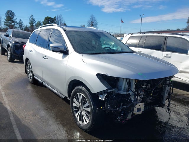 Salvage Nissan Pathfinder Image