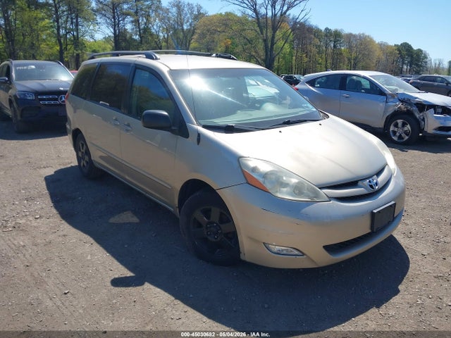 Salvage Toyota Sienna Image