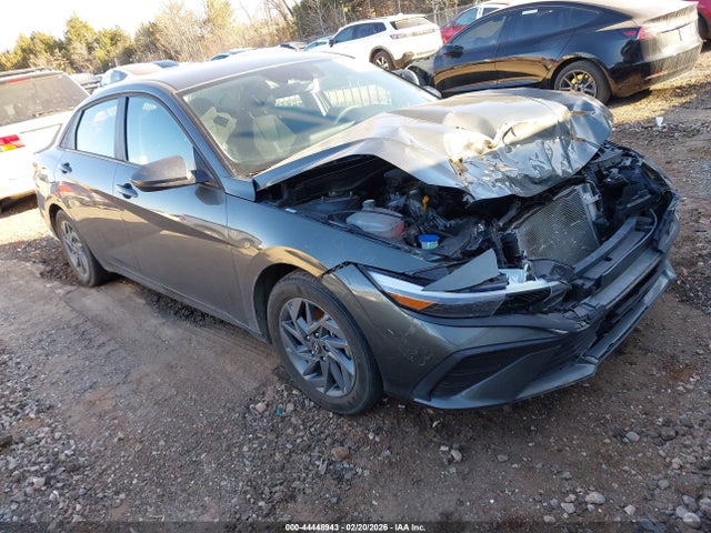 Salvage Hyundai ELANTRA Image
