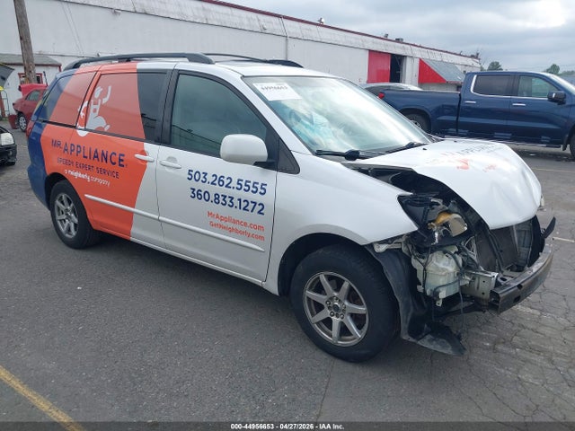 Salvage Toyota Sienna Image