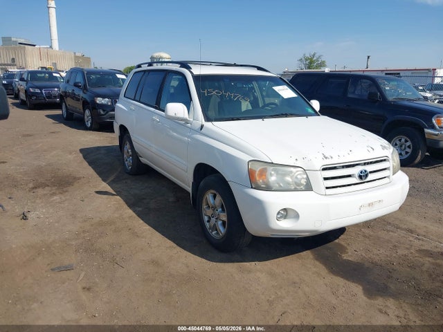Salvage Toyota Highlander Image