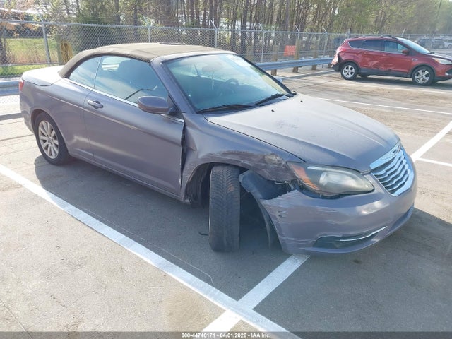 Salvage Chrysler 200 Image