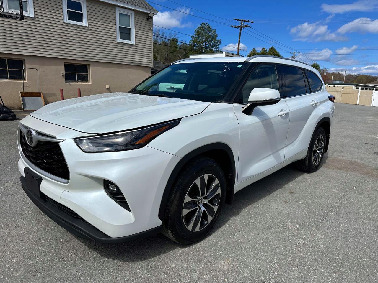 Salvage Toyota Highlander Image