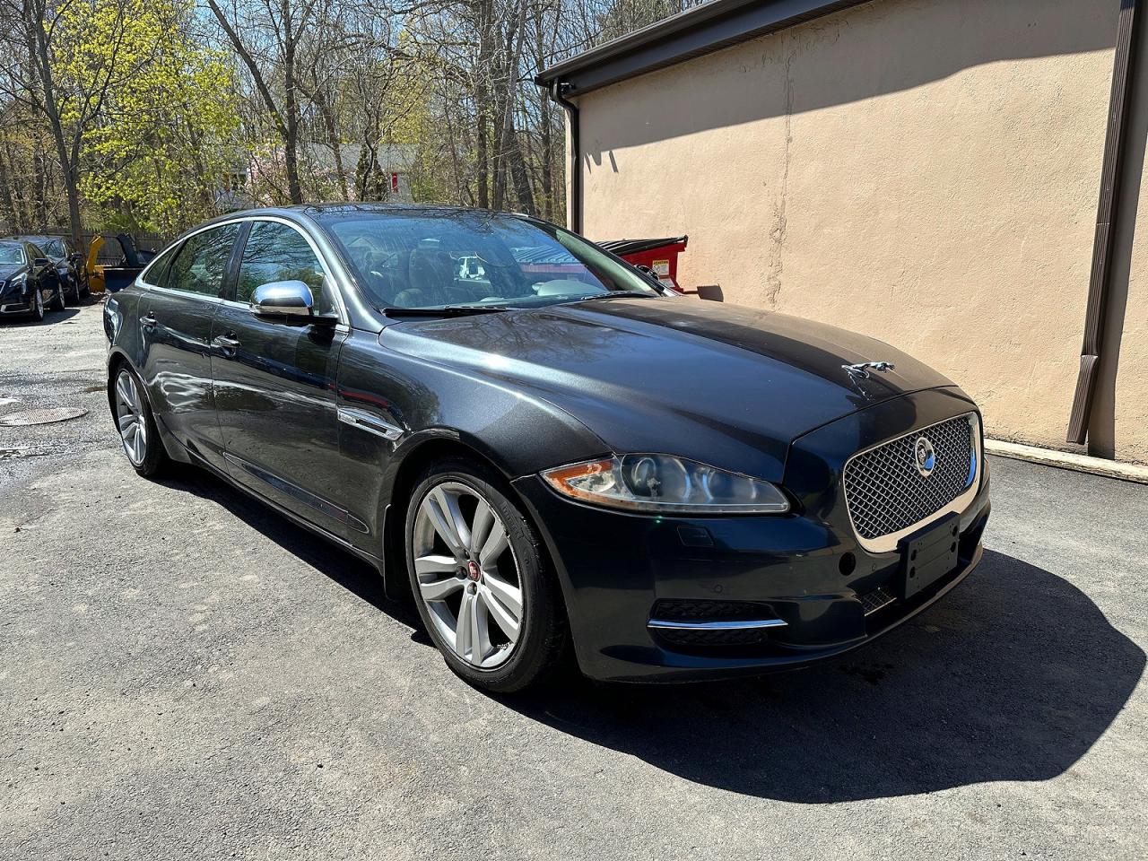 Salvage Jaguar XJ Image