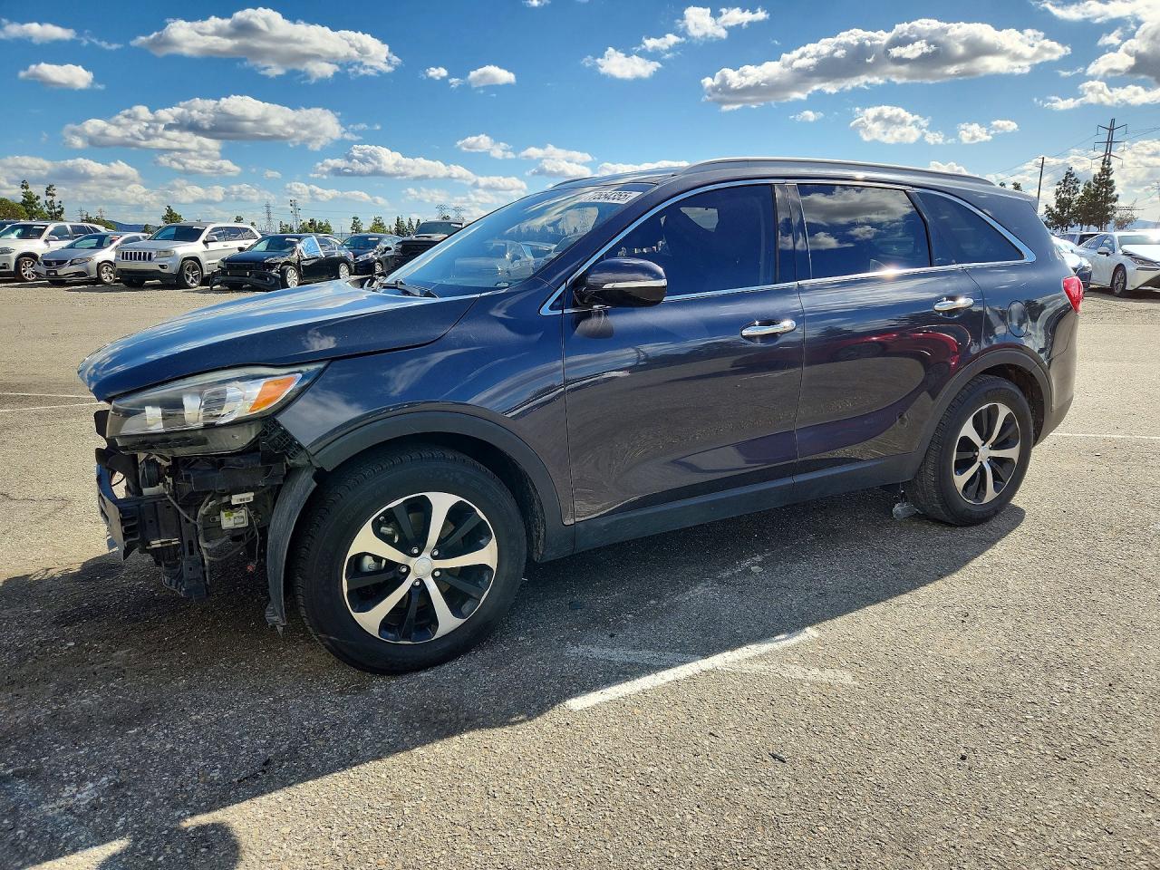 Salvage Kia Sorento Image