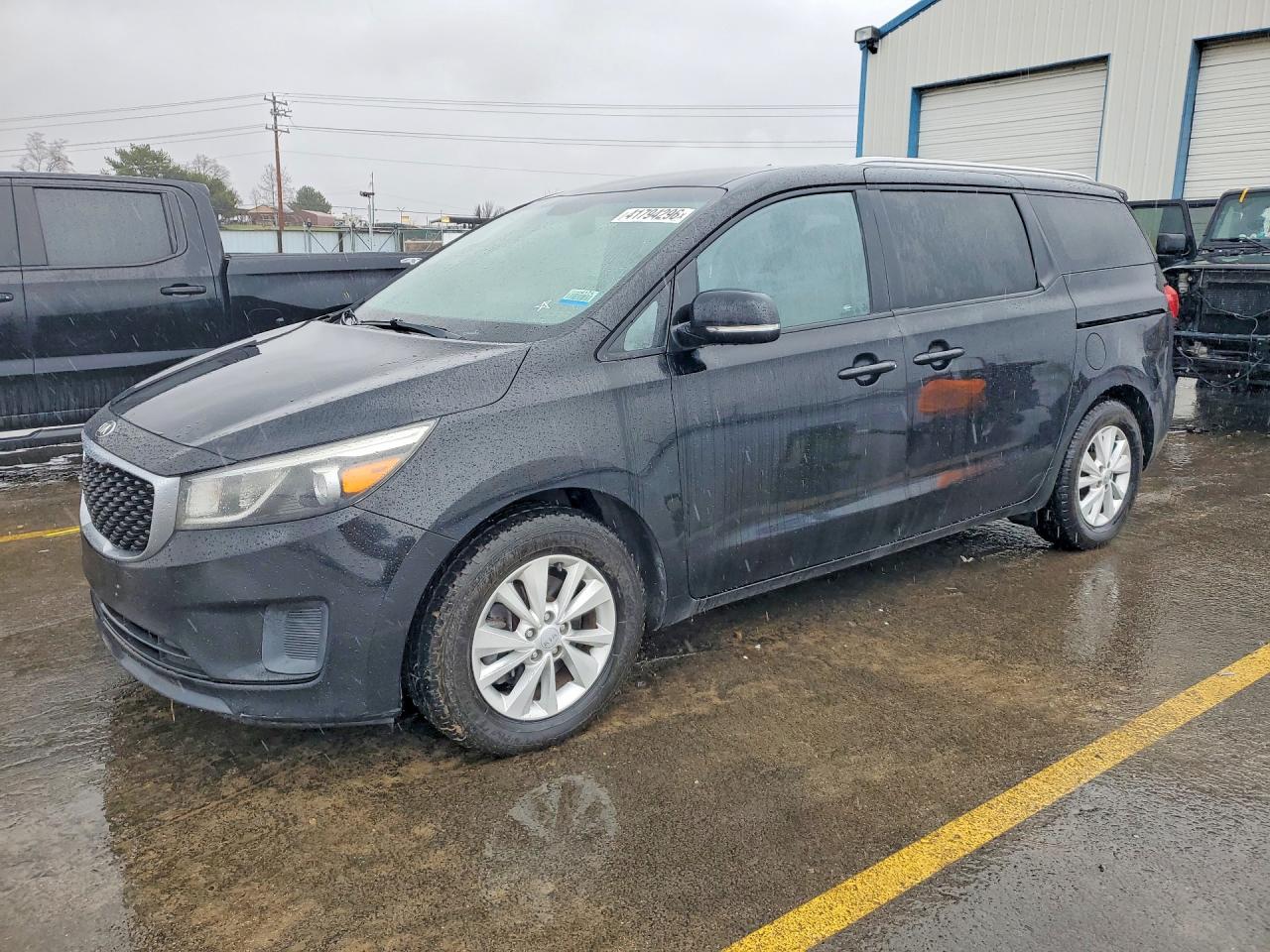 Salvage Kia Sedona Image