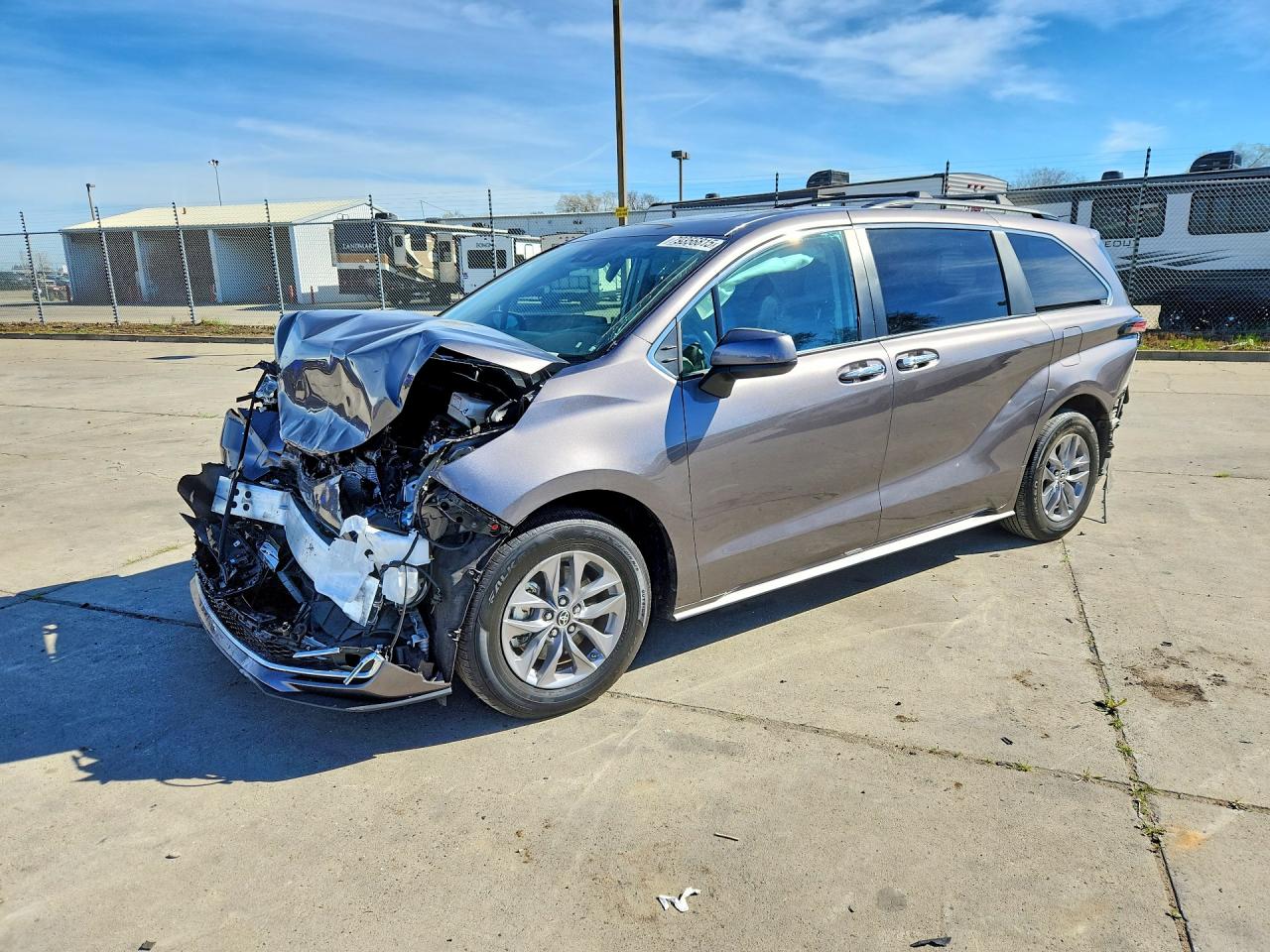Salvage Toyota Sienna Image