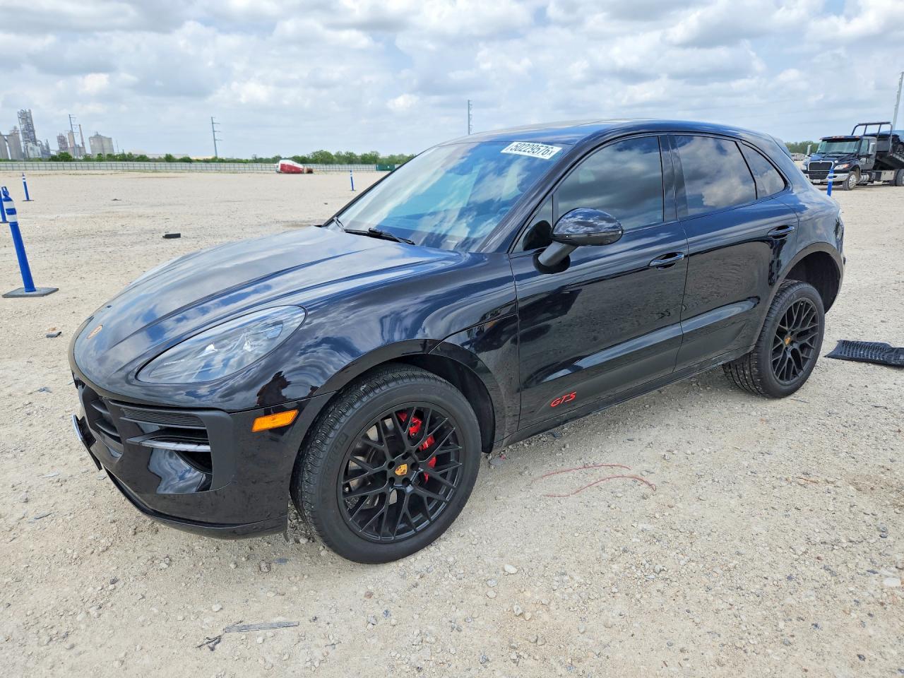 Salvage Porsche Macan Image