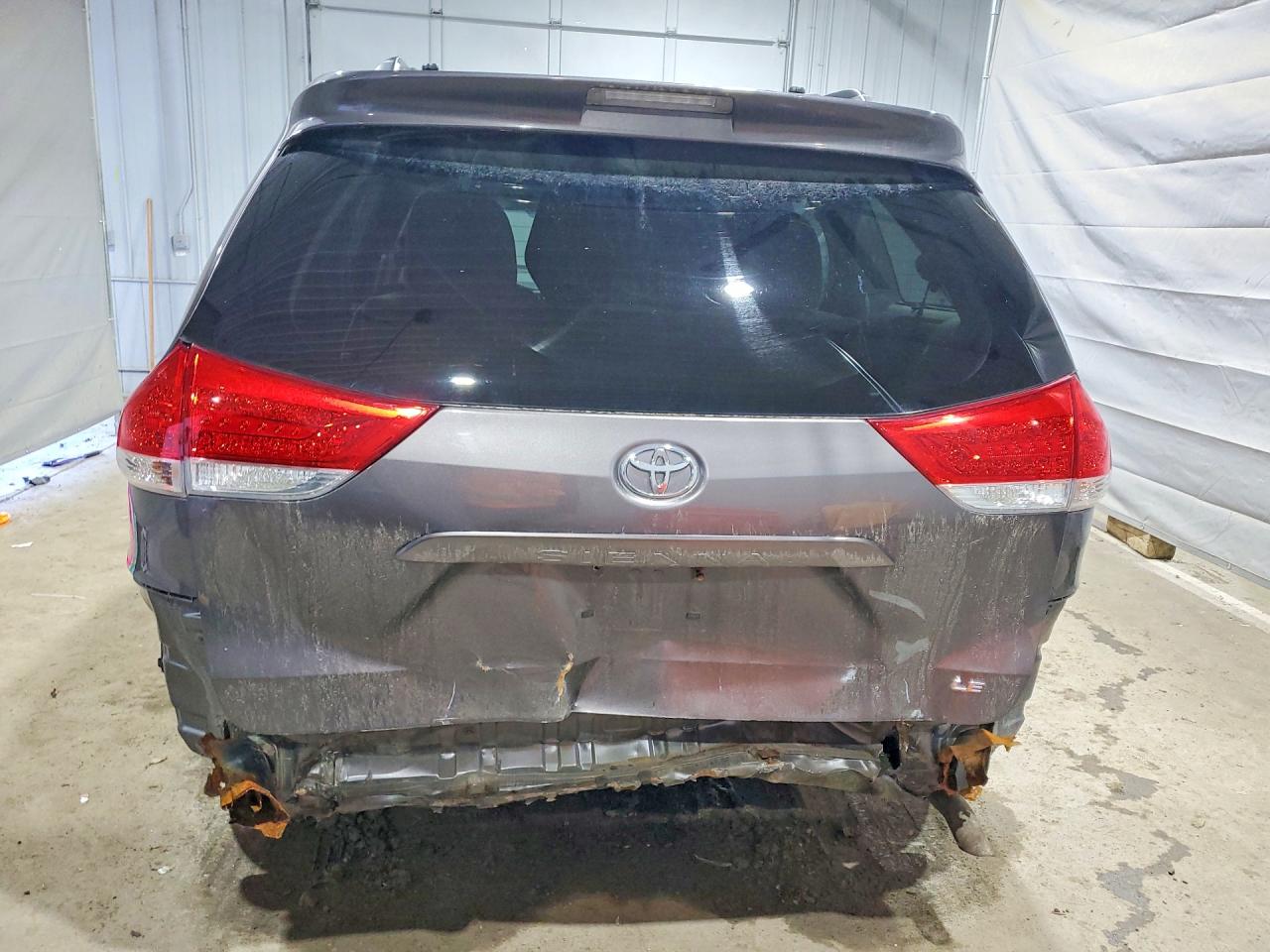 Toyota Sienna Le 8-passenger