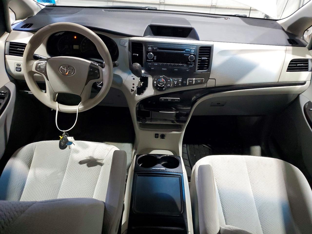 Toyota Sienna Le 8-passenger