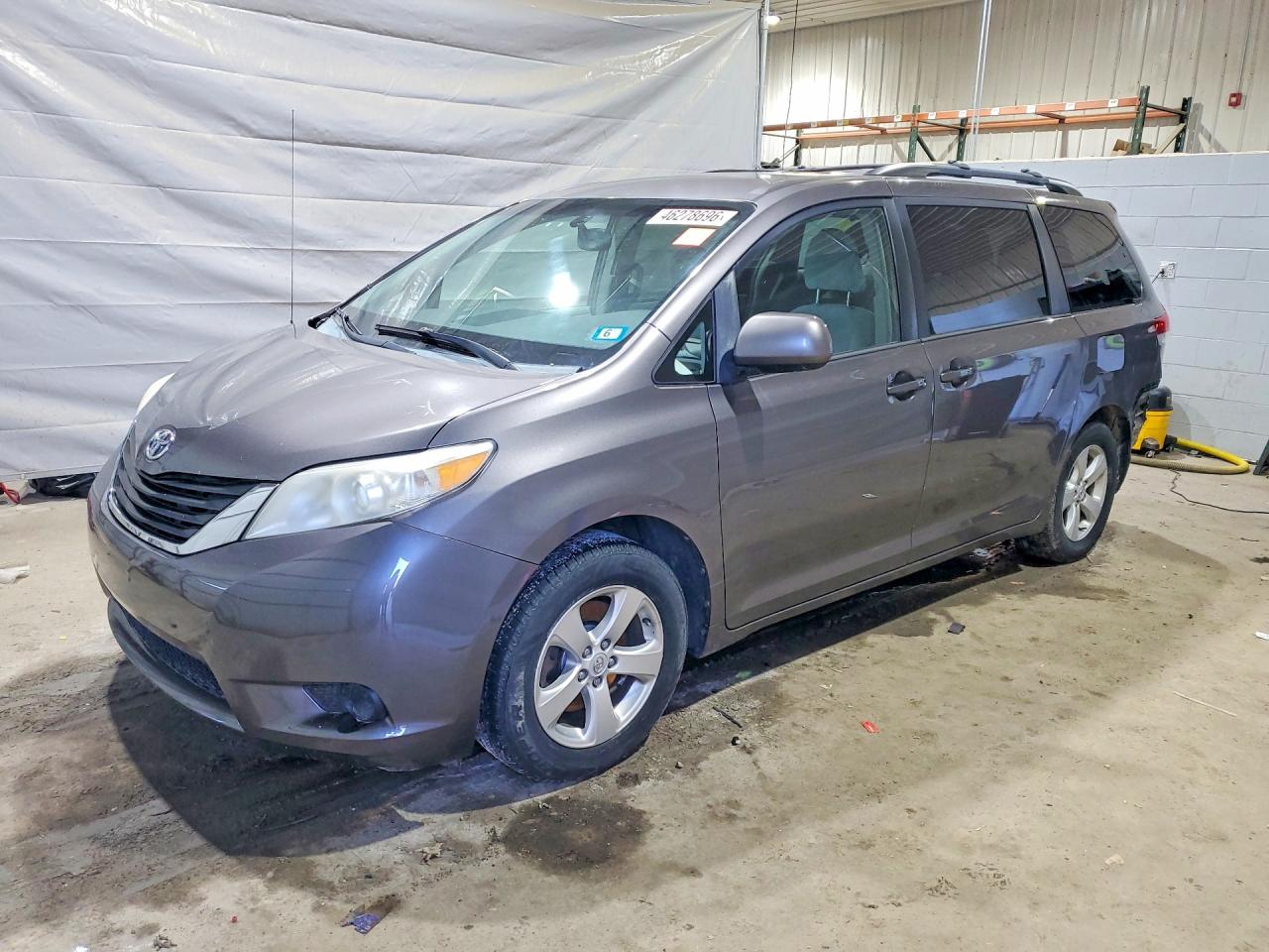 Salvage Toyota Sienna Image