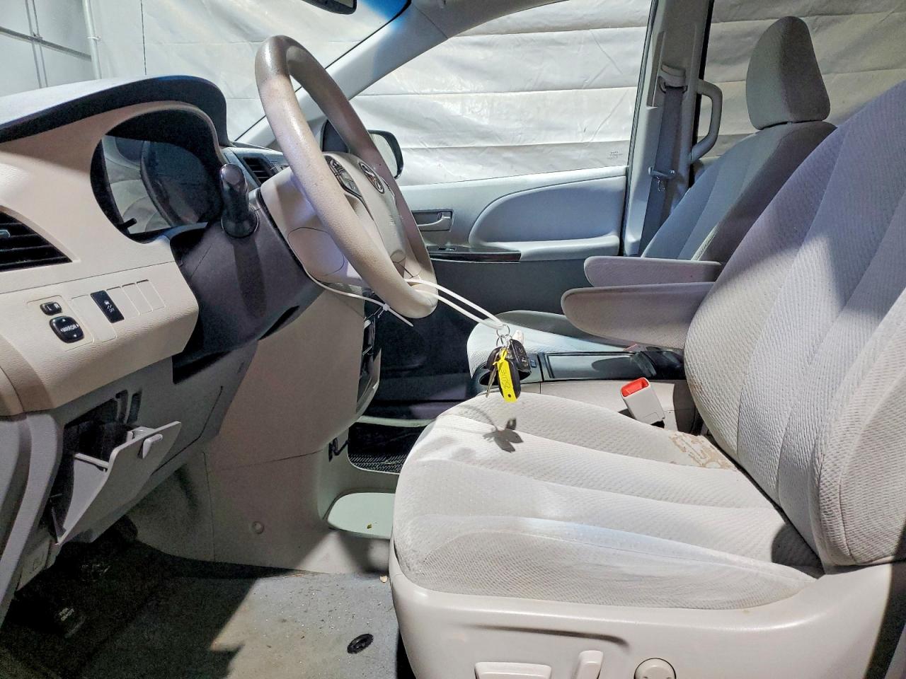 Toyota Sienna Le 8-passenger