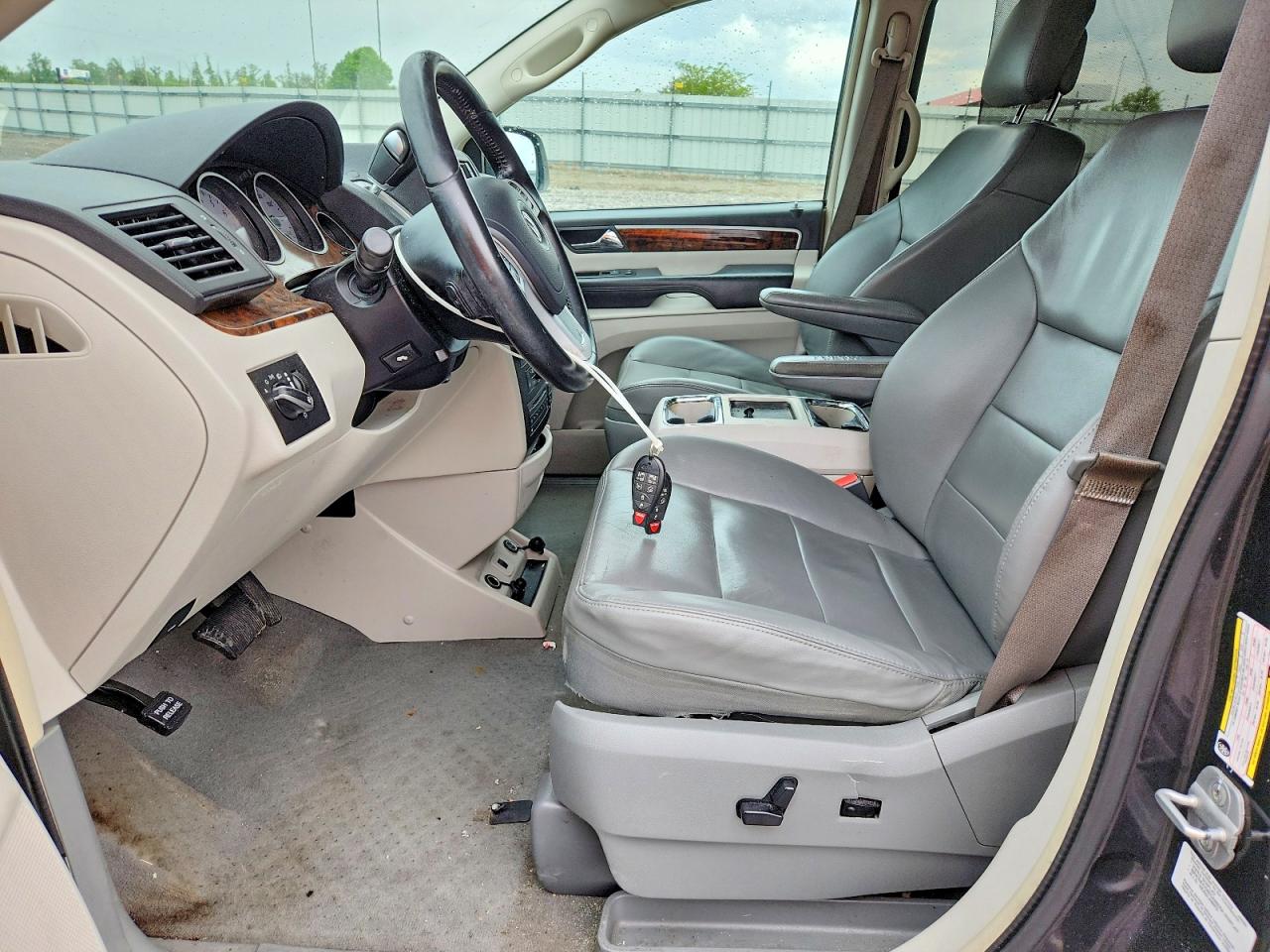 Volkswagen Routan Sel Premium