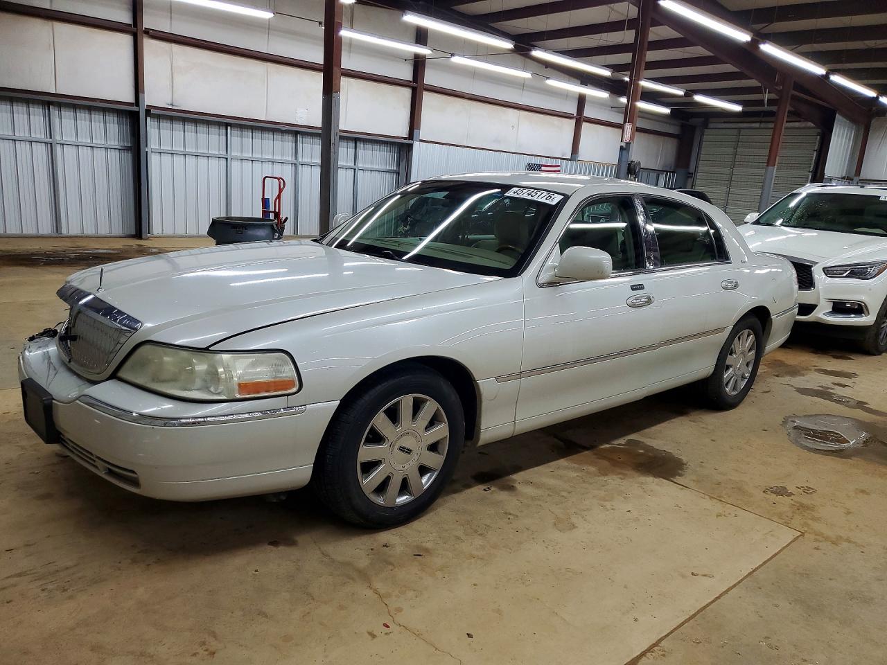 Salvage Lincoln Towncar Image