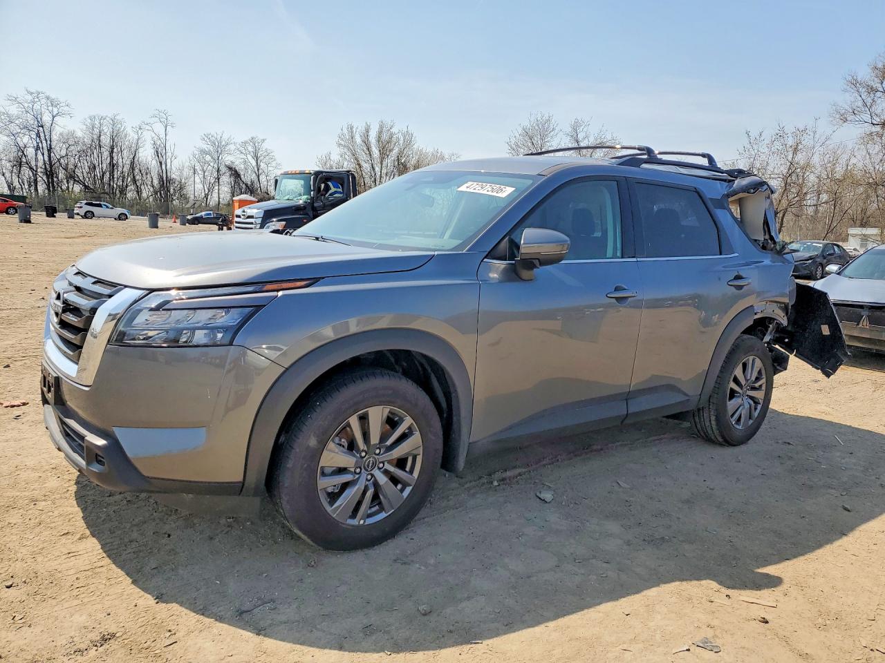 Salvage Nissan Pathfinder Image