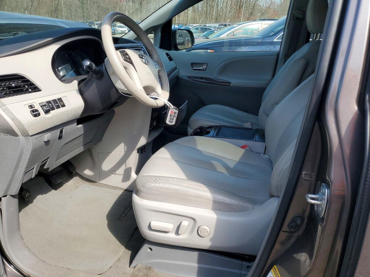 Toyota Sienna Xle 7-passenger