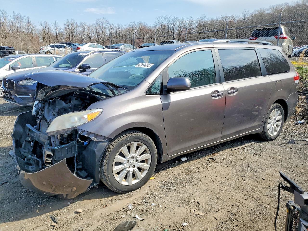 Salvage Toyota Sienna Image