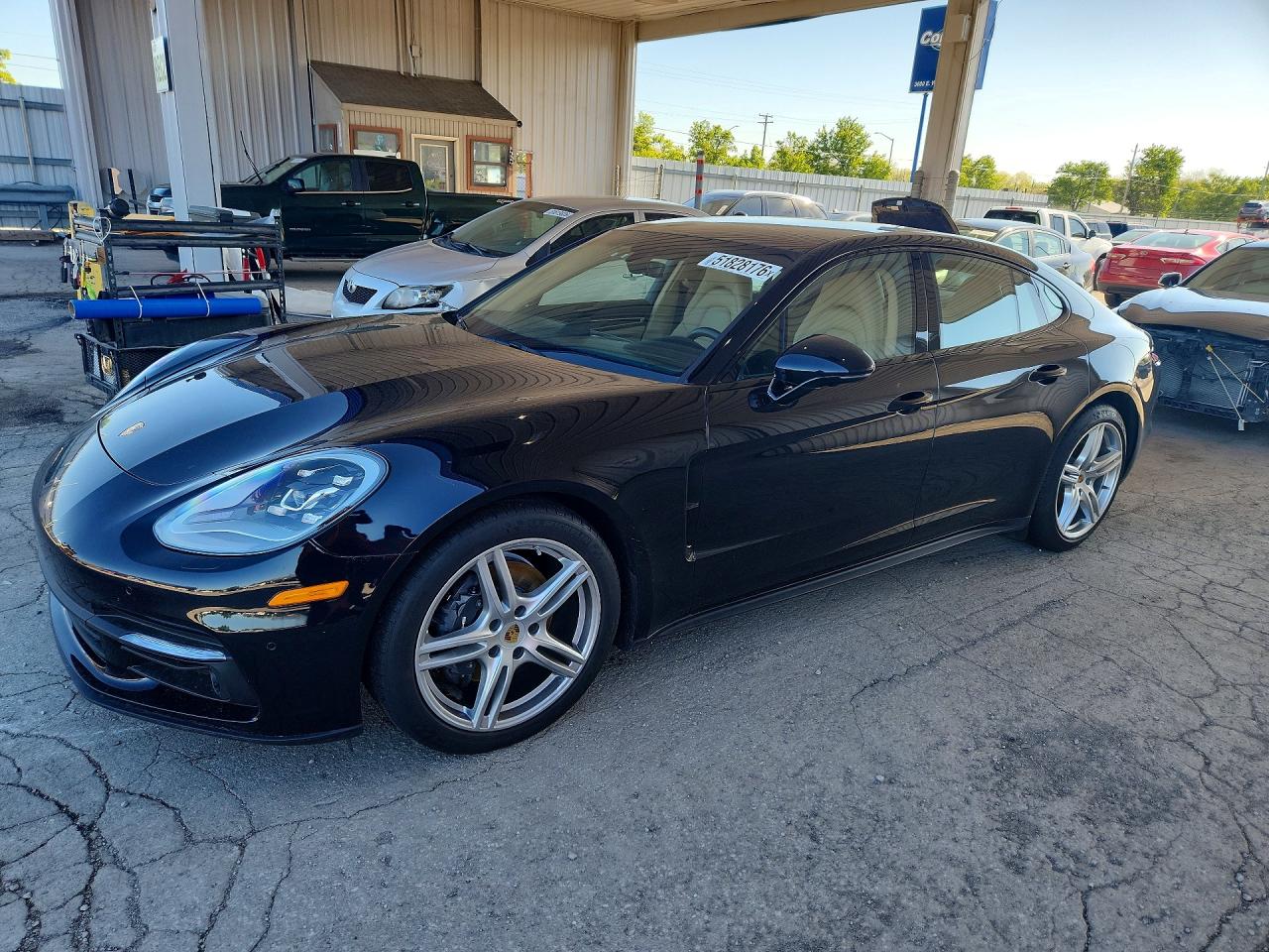 Salvage Porsche Panamera Image