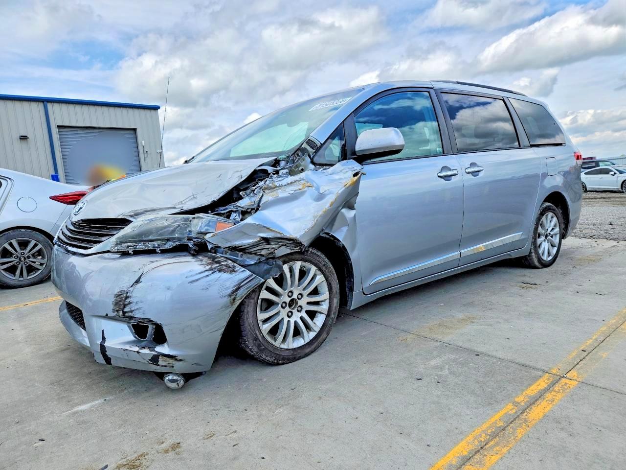 Salvage Toyota Sienna Image