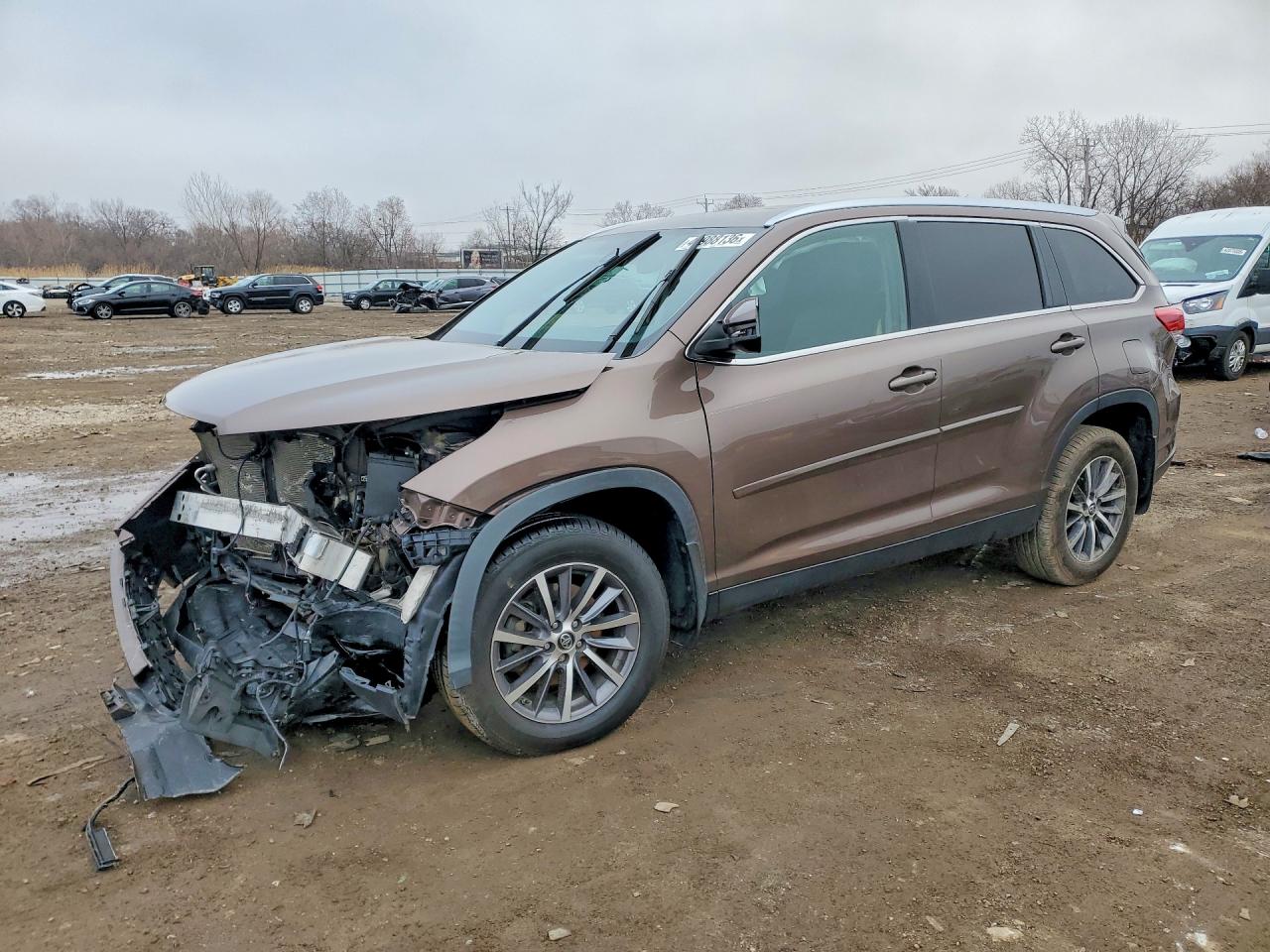 Salvage Toyota Highlander Image