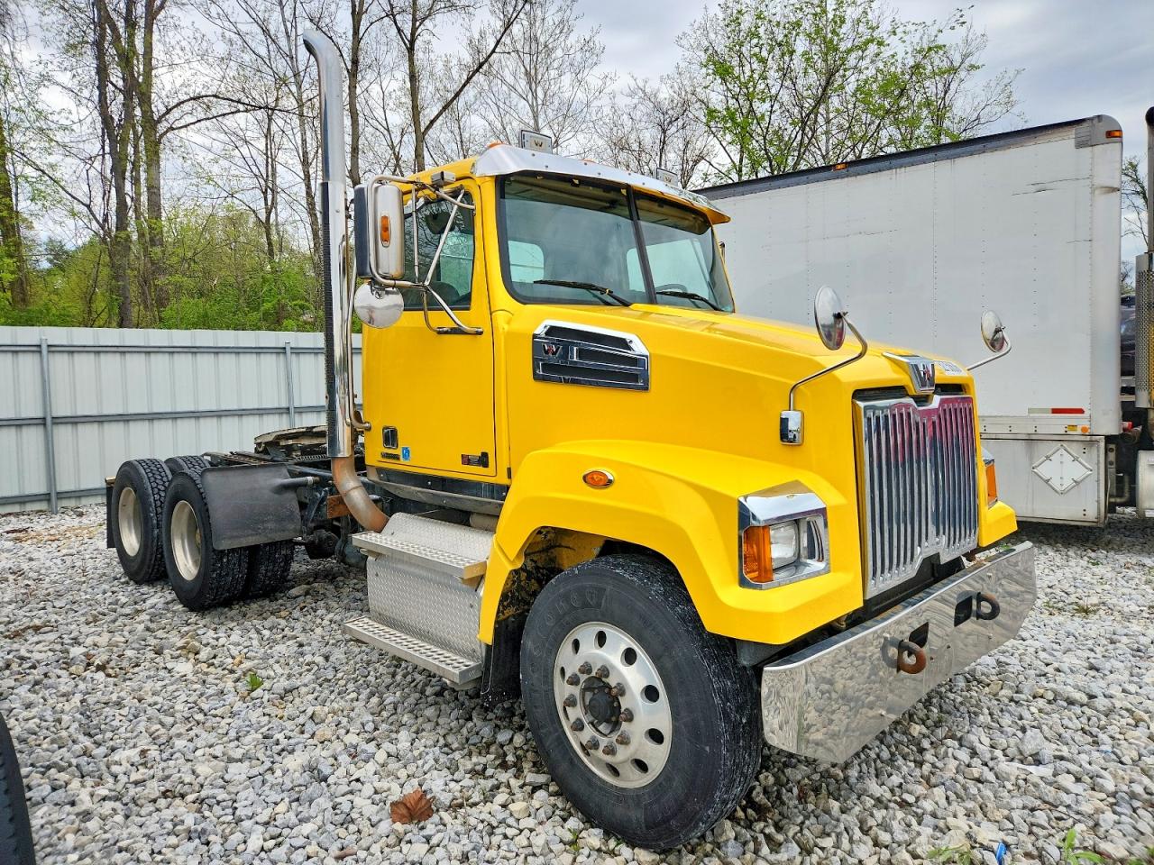 Salvage Western Star Auto Car 4700 Image