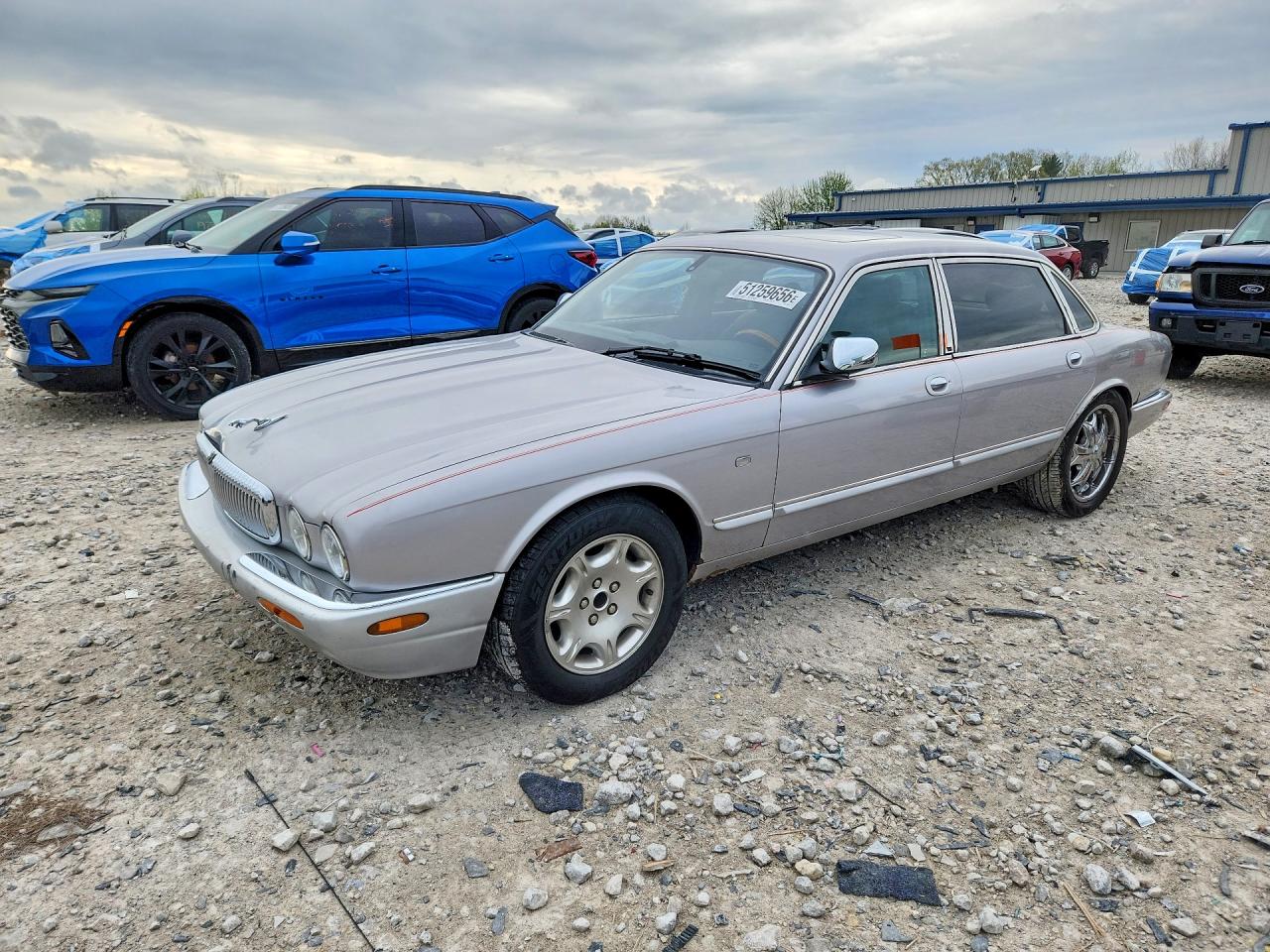 Salvage Jaguar XJ Image