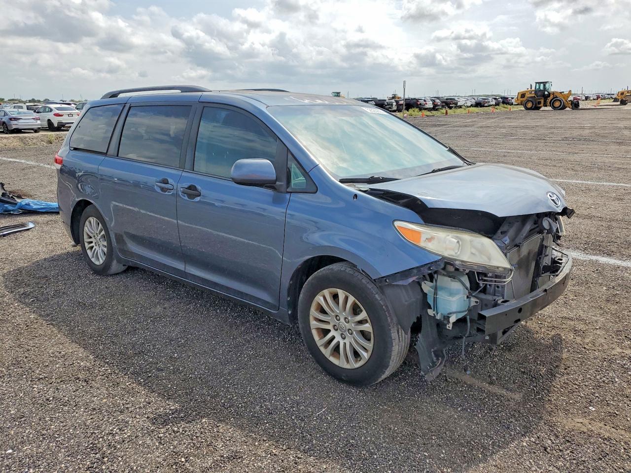 Toyota Sienna Xle 8-passenger