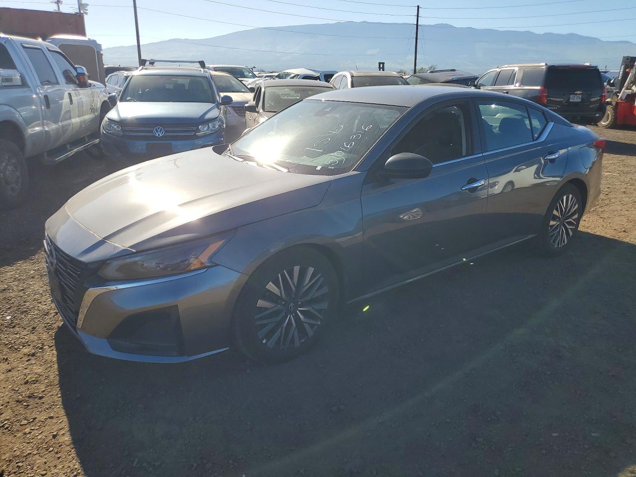 Salvage Nissan Altima Image