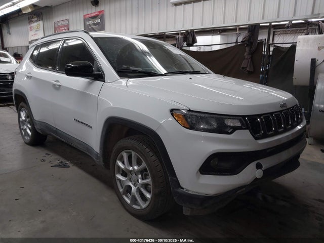 Salvage Jeep Compass Image