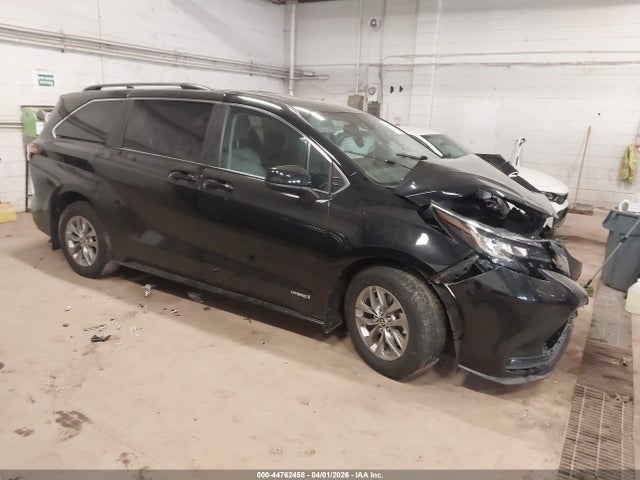 Salvage Toyota Sienna Image