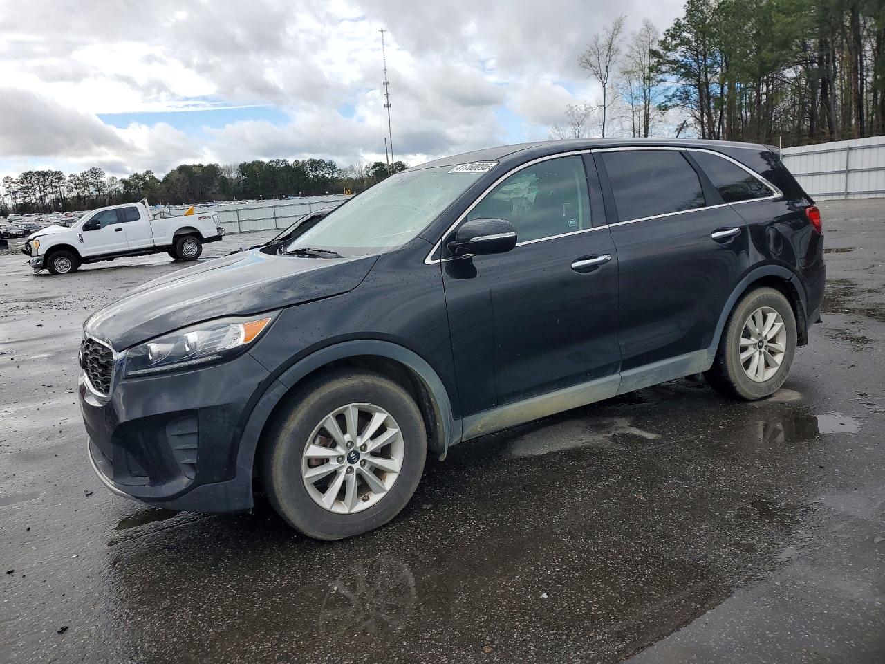 Salvage Kia Sorento Image