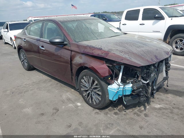 Salvage Nissan Altima Image