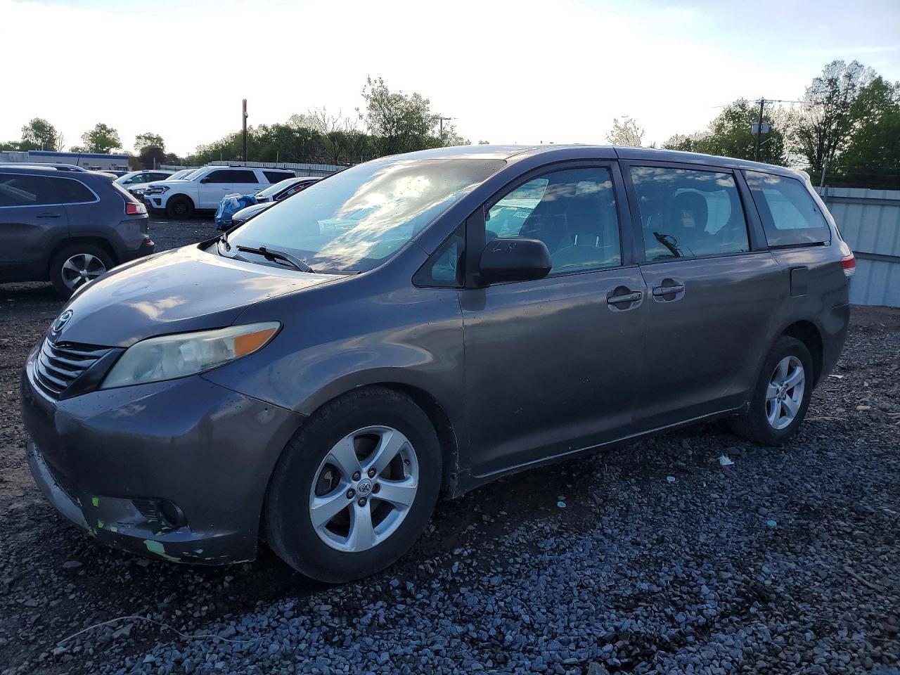 Salvage Toyota Sienna Image