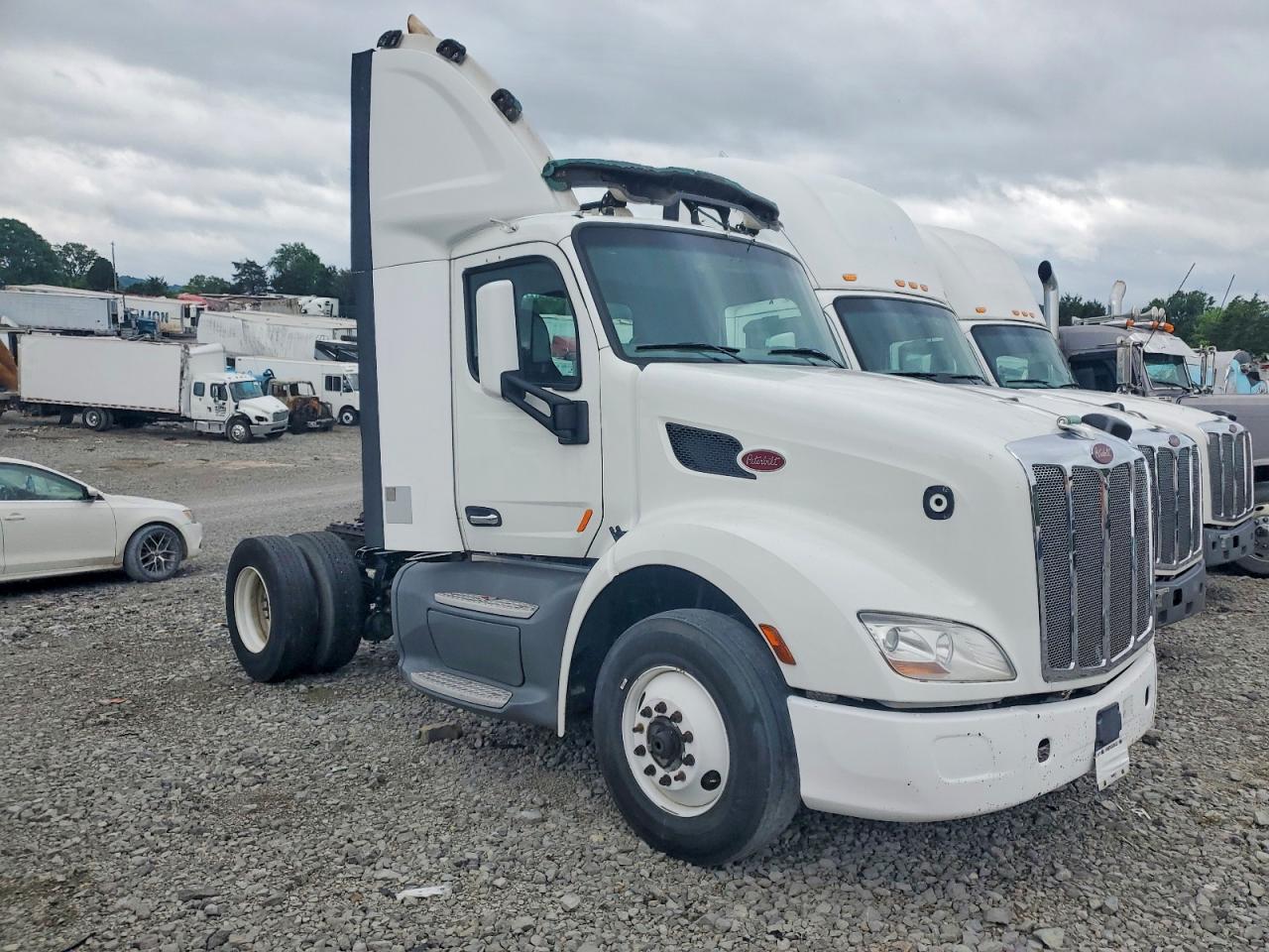 Salvage Peterbilt 579 Image