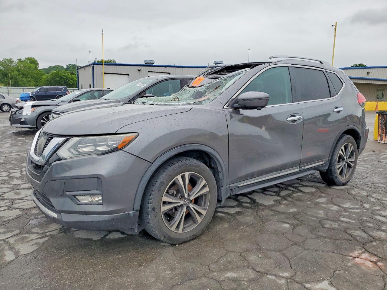 Salvage Nissan Rogue Image